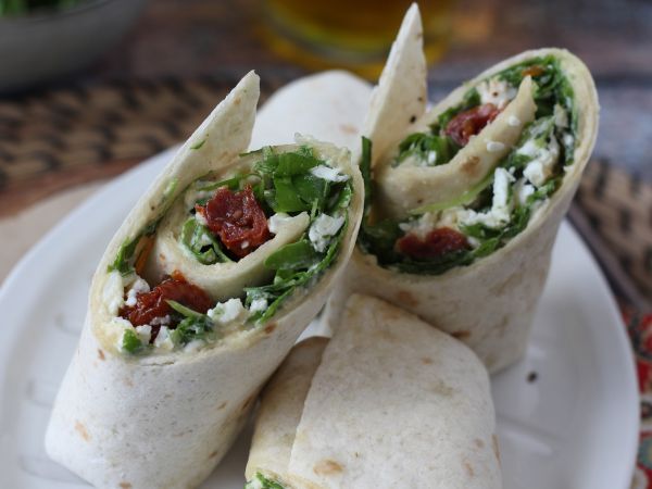 Välimerellinen wrap täytetty hummuksella, rucolalla, paprikoilla ja fetalla. - Valmistelu askel 5