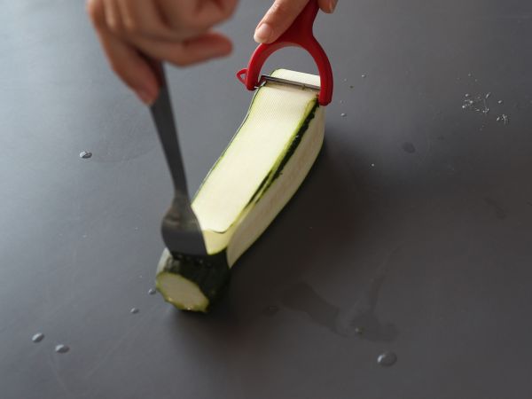 Kesäkurpitsakebab herkullisen, mausteisen aasialaisen kastikkeen kera - Valmistelu askel 2