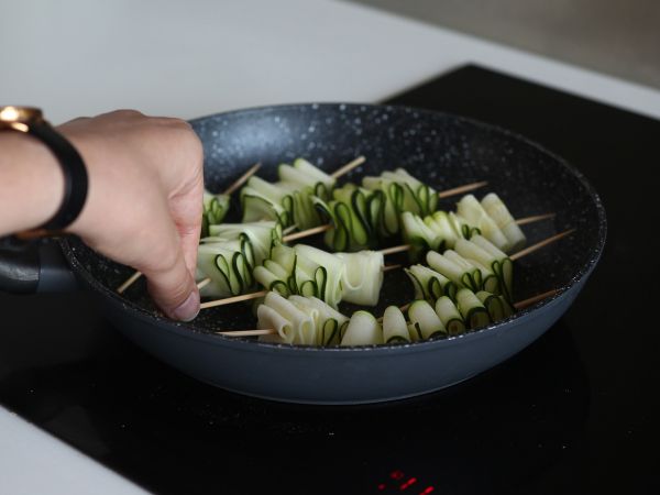 Kesäkurpitsakebab herkullisen, mausteisen aasialaisen kastikkeen kera - Valmistelu askel 5