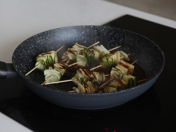 Kesäkurpitsakebab herkullisen, mausteisen aasialaisen kastikkeen kera - Valmistelu askel 6