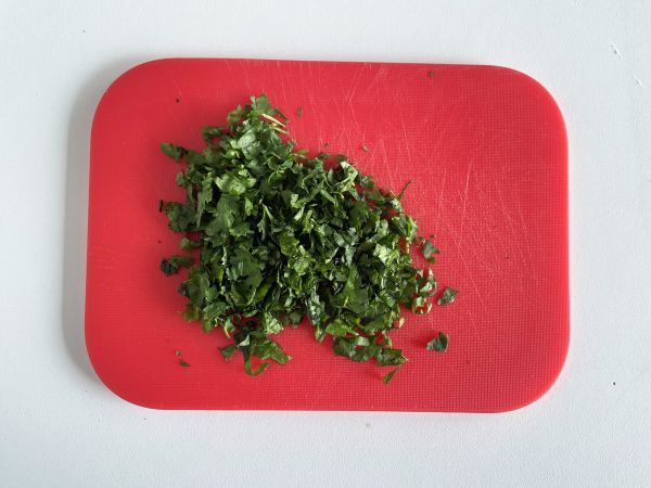 Chimichurri-kastike: täydellinen lisuke paistiin ja grillijuhliin. - Valmistelu askel 1