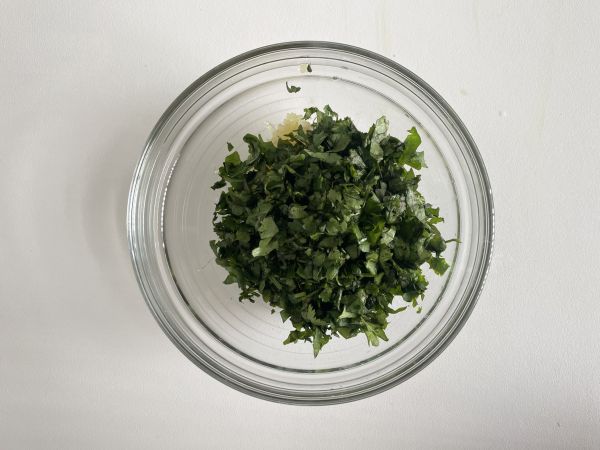 Chimichurri-kastike: täydellinen lisuke paistiin ja grillijuhliin. - Valmistelu askel 3