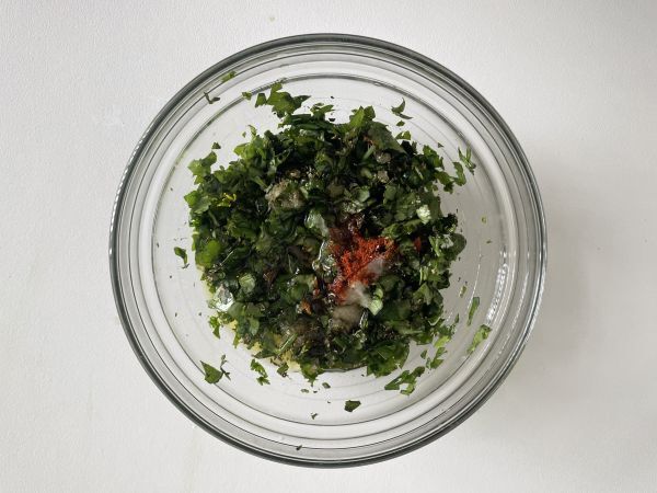 Chimichurri-kastike: täydellinen lisuke paistiin ja grillijuhliin. - Valmistelu askel 4