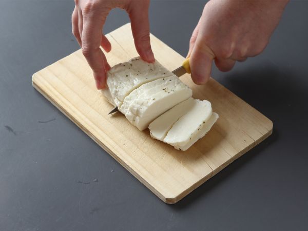Paistettu halloumi hunajalla ja rosmariinilla - makea ja suolainen herkku - Valmistelu askel 1