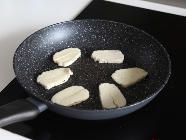 Paistettu halloumi hunajalla ja rosmariinilla - makea ja suolainen herkku - Valmistelu askel 3
