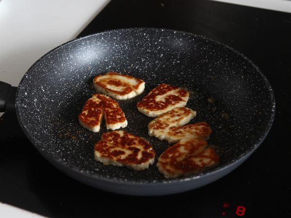 Paistettu halloumi hunajalla ja rosmariinilla - makea ja suolainen herkku - Valmistelu askel 5