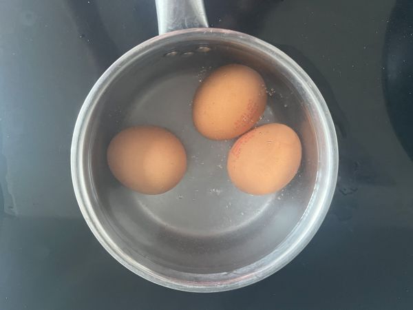 Tamago sando: kuuluisa japanilainen kananmunavoileipä, joka löytyy konbinista! - Valmistelu askel 1
