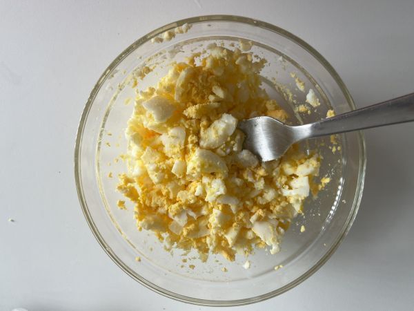 Tamago sando: kuuluisa japanilainen kananmunavoileipä, joka löytyy konbinista! - Valmistelu askel 2