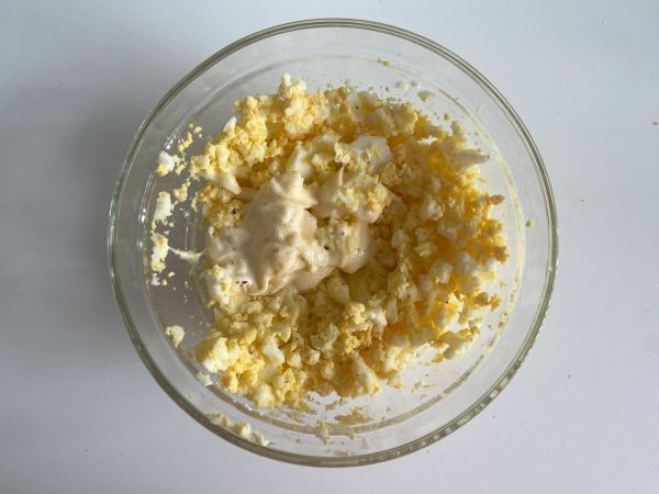 Tamago sando: kuuluisa japanilainen kananmunavoileipä, joka löytyy konbinista! - Valmistelu askel 3