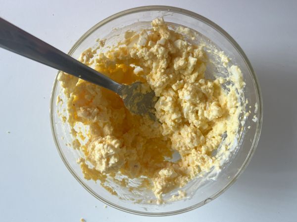 Tamago sando: kuuluisa japanilainen kananmunavoileipä, joka löytyy konbinista! - Valmistelu askel 4