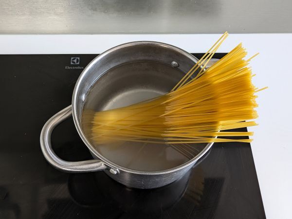 Pastaomeletti ilmakeittimessä - Valmistelu askel 1