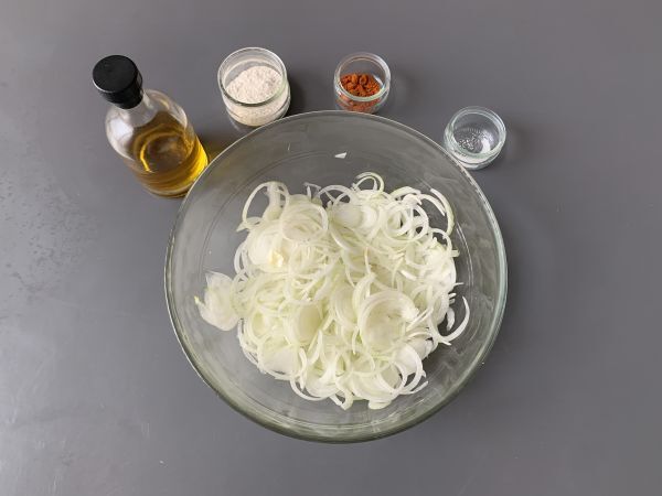 Miten tehdä rapeita sipuleita uunissa? - Valmistelu askel 3
