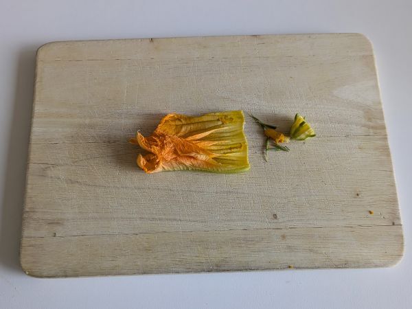 Pasta kesäkurpitsankukkien, ricotan ja pistaasipähkinöiden kera - Valmistelu askel 2
