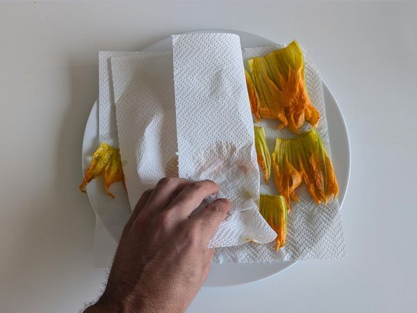Pasta kesäkurpitsankukkien, ricotan ja pistaasipähkinöiden kera - Valmistelu askel 3