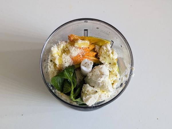 Pasta kesäkurpitsankukkien, ricotan ja pistaasipähkinöiden kera - Valmistelu askel 4