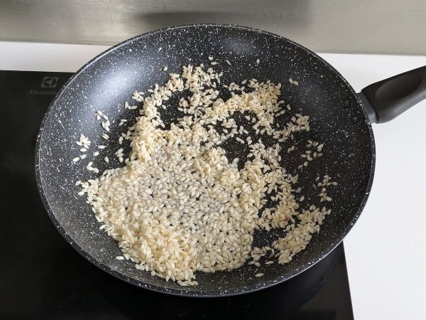 Katkarapu- ja sitruunarisotto: tyylikäs ja helppo ensimmäinen ruokalaji - Valmistelu askel 4