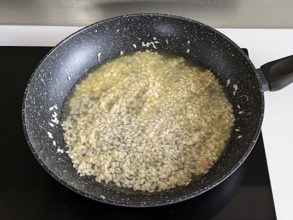 Katkarapu- ja sitruunarisotto: tyylikäs ja helppo ensimmäinen ruokalaji - Valmistelu askel 5