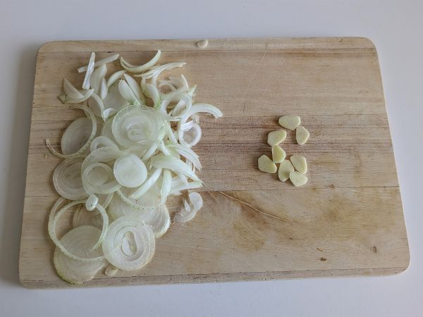 Kermainen sipulipasta: herkullinen ja superhalpa pääruoka! - Valmistelu askel 1