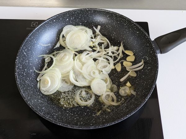 Kermainen sipulipasta: herkullinen ja superhalpa pääruoka! - Valmistelu askel 2