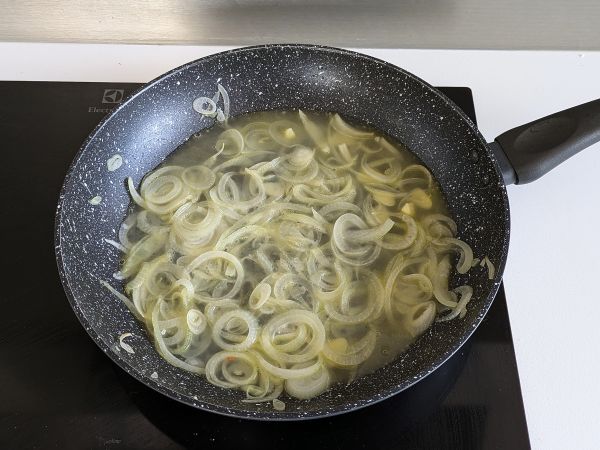 Kermainen sipulipasta: herkullinen ja superhalpa pääruoka! - Valmistelu askel 3