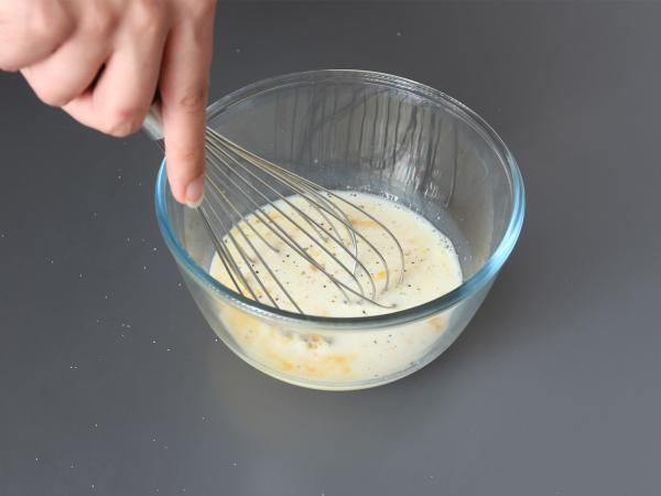 Mitä tehdä tortillojen kanssa? Kinkku-, pinaatti- ja mozzarellagratiini ryppykakun tapaan - Valmistelu askel 1