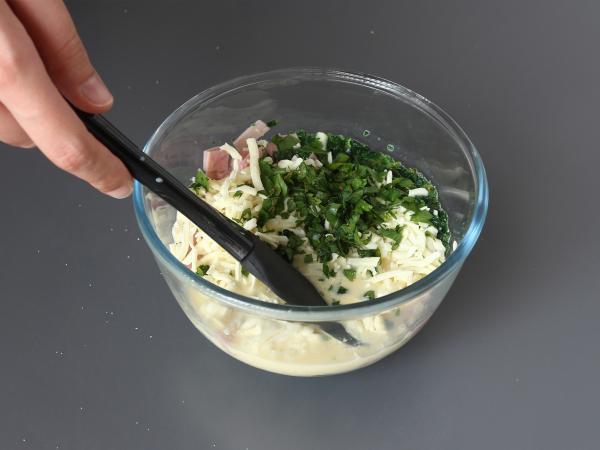 Mitä tehdä tortillojen kanssa? Kinkku-, pinaatti- ja mozzarellagratiini ryppykakun tapaan - Valmistelu askel 2