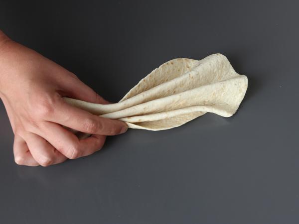 Mitä tehdä tortillojen kanssa? Kinkku-, pinaatti- ja mozzarellagratiini ryppykakun tapaan - Valmistelu askel 3