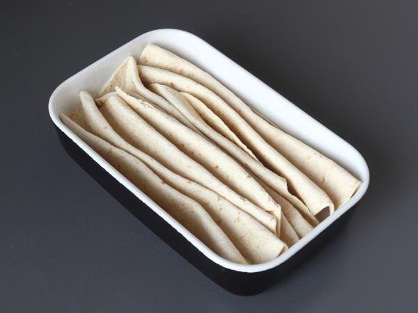 Mitä tehdä tortillojen kanssa? Kinkku-, pinaatti- ja mozzarellagratiini ryppykakun tapaan - Valmistelu askel 4
