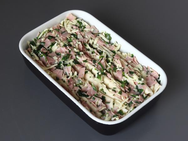 Mitä tehdä tortillojen kanssa? Kinkku-, pinaatti- ja mozzarellagratiini ryppykakun tapaan - Valmistelu askel 5