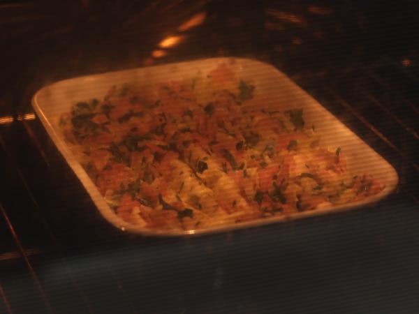 Mitä tehdä tortillojen kanssa? Kinkku-, pinaatti- ja mozzarellagratiini ryppykakun tapaan - Valmistelu askel 6