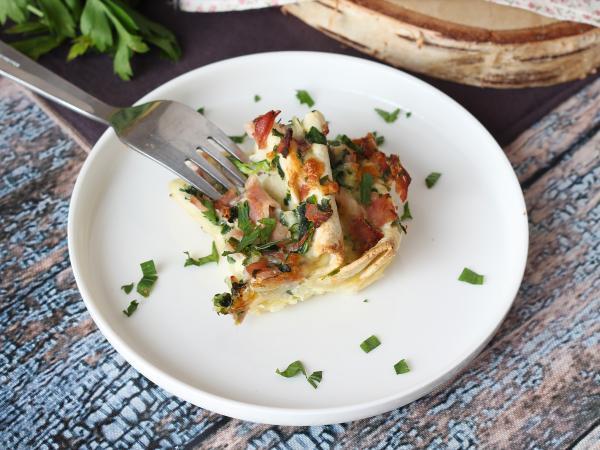 Mitä tehdä tortillojen kanssa? Kinkku-, pinaatti- ja mozzarellagratiini ryppykakun tapaan - Valmistelu askel 7