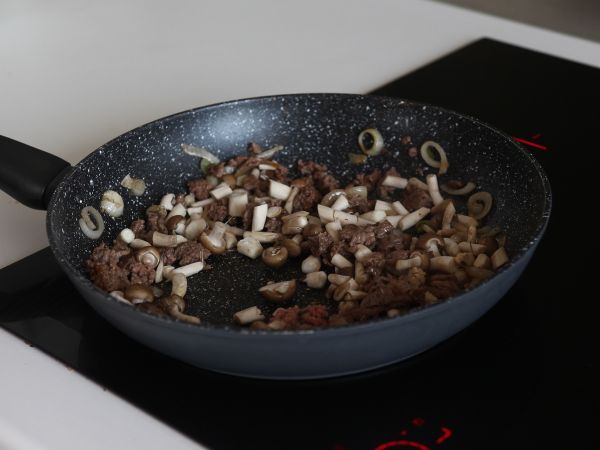 Miten keittää pikanuudeleita? Nopea resepti naudanlihaa ja sieniä! - Valmistelu askel 8