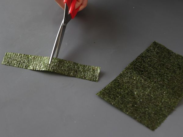 Tonnikala onigiri, pieni japanilainen kolmionmuotoinen riisivoileipä - おにぎり - Valmistelu askel 3