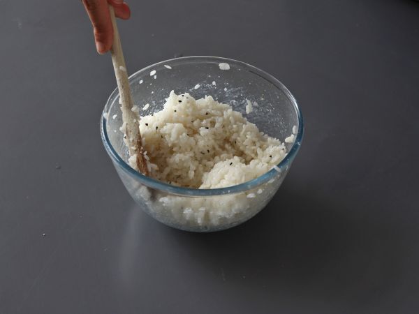 Tonnikala onigiri, pieni japanilainen kolmionmuotoinen riisivoileipä - おにぎり - Valmistelu askel 4