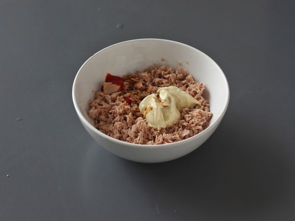 Tonnikala onigiri, pieni japanilainen kolmionmuotoinen riisivoileipä - おにぎり - Valmistelu askel 5