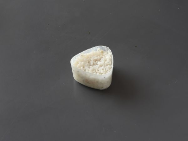 Tonnikala onigiri, pieni japanilainen kolmionmuotoinen riisivoileipä - おにぎり - Valmistelu askel 7