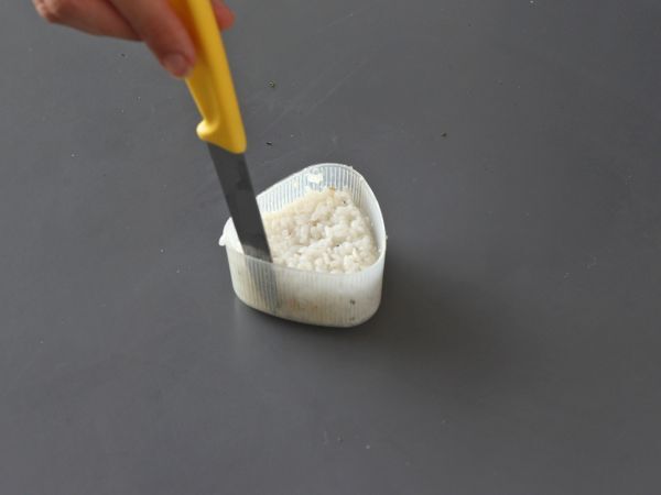 Tonnikala onigiri, pieni japanilainen kolmionmuotoinen riisivoileipä - おにぎり - Valmistelu askel 8