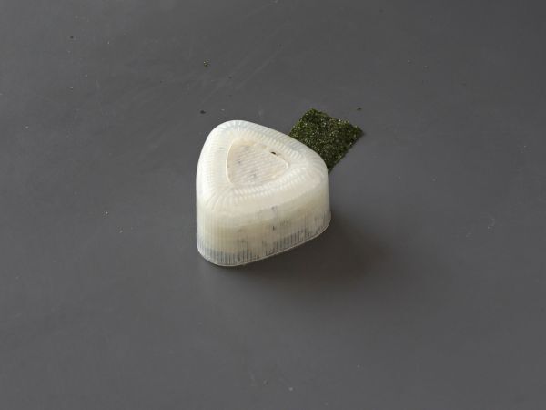 Tonnikala onigiri, pieni japanilainen kolmionmuotoinen riisivoileipä - おにぎり - Valmistelu askel 9