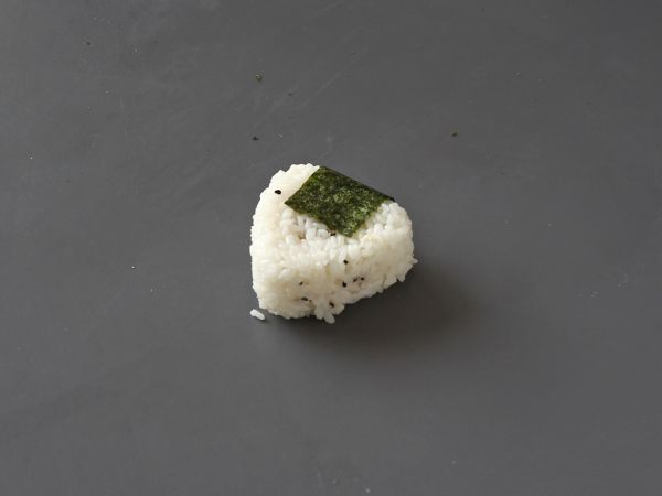 Tonnikala onigiri, pieni japanilainen kolmionmuotoinen riisivoileipä - おにぎり - Valmistelu askel 10