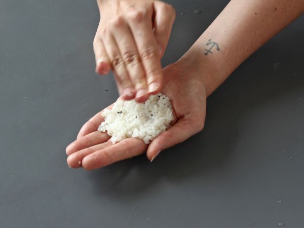Tonnikala onigiri, pieni japanilainen kolmionmuotoinen riisivoileipä - おにぎり - Valmistelu askel 11