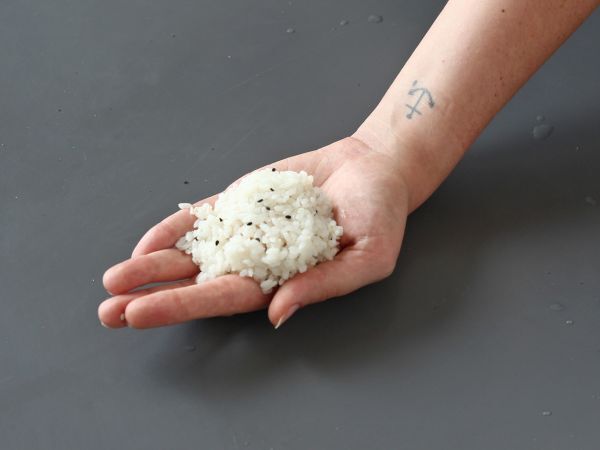 Tonnikala onigiri, pieni japanilainen kolmionmuotoinen riisivoileipä - おにぎり - Valmistelu askel 12