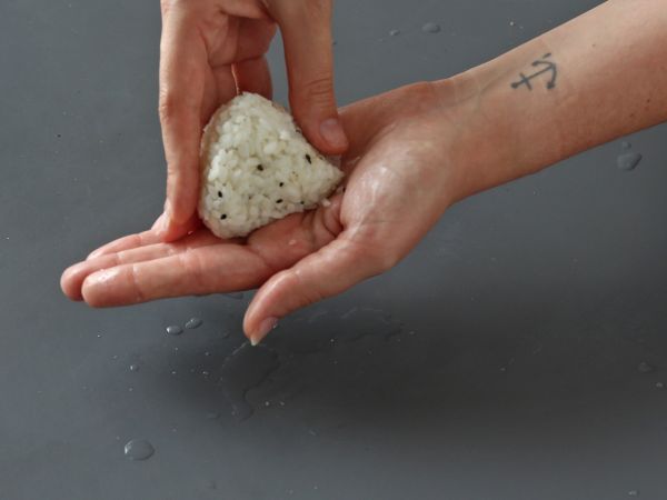 Tonnikala onigiri, pieni japanilainen kolmionmuotoinen riisivoileipä - おにぎり - Valmistelu askel 13
