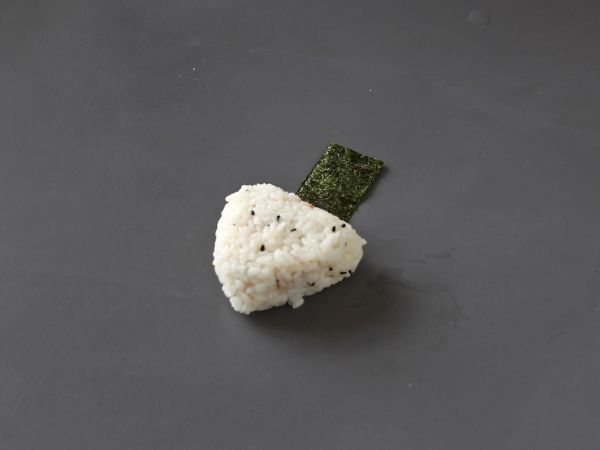 Tonnikala onigiri, pieni japanilainen kolmionmuotoinen riisivoileipä - おにぎり - Valmistelu askel 14