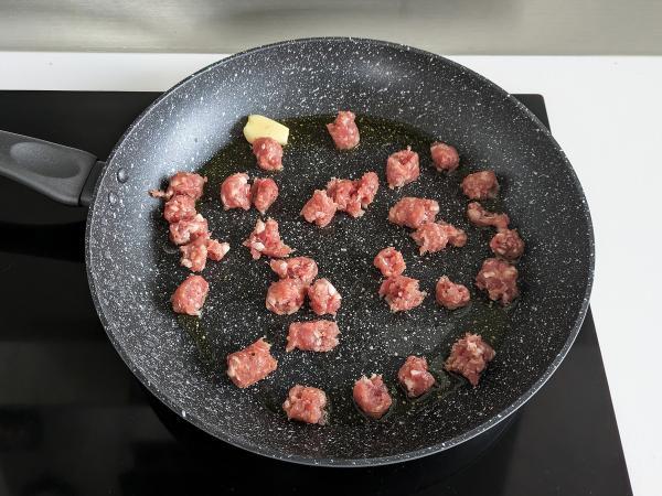 Kermaista pastaa sienien ja makkaran kanssa - Valmistelu askel 2