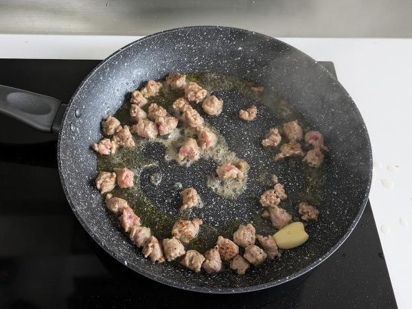Kermaista pastaa sienien ja makkaran kanssa - Valmistelu askel 3