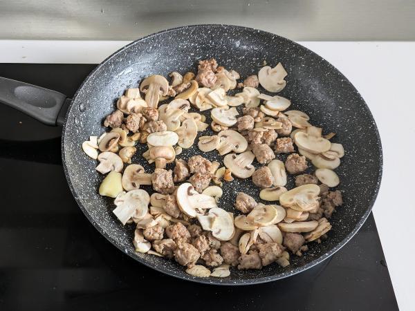 Kermaista pastaa sienien ja makkaran kanssa - Valmistelu askel 4