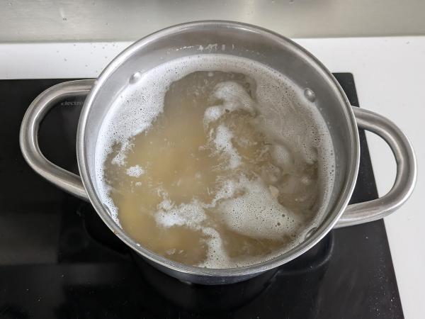 Kermaista pastaa sienien ja makkaran kanssa - Valmistelu askel 5