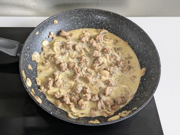 Kermaista pastaa sienien ja makkaran kanssa - Valmistelu askel 6