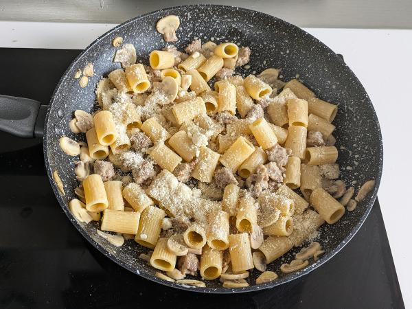 Kermaista pastaa sienien ja makkaran kanssa - Valmistelu askel 7