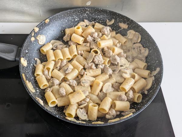 Kermaista pastaa sienien ja makkaran kanssa - Valmistelu askel 8